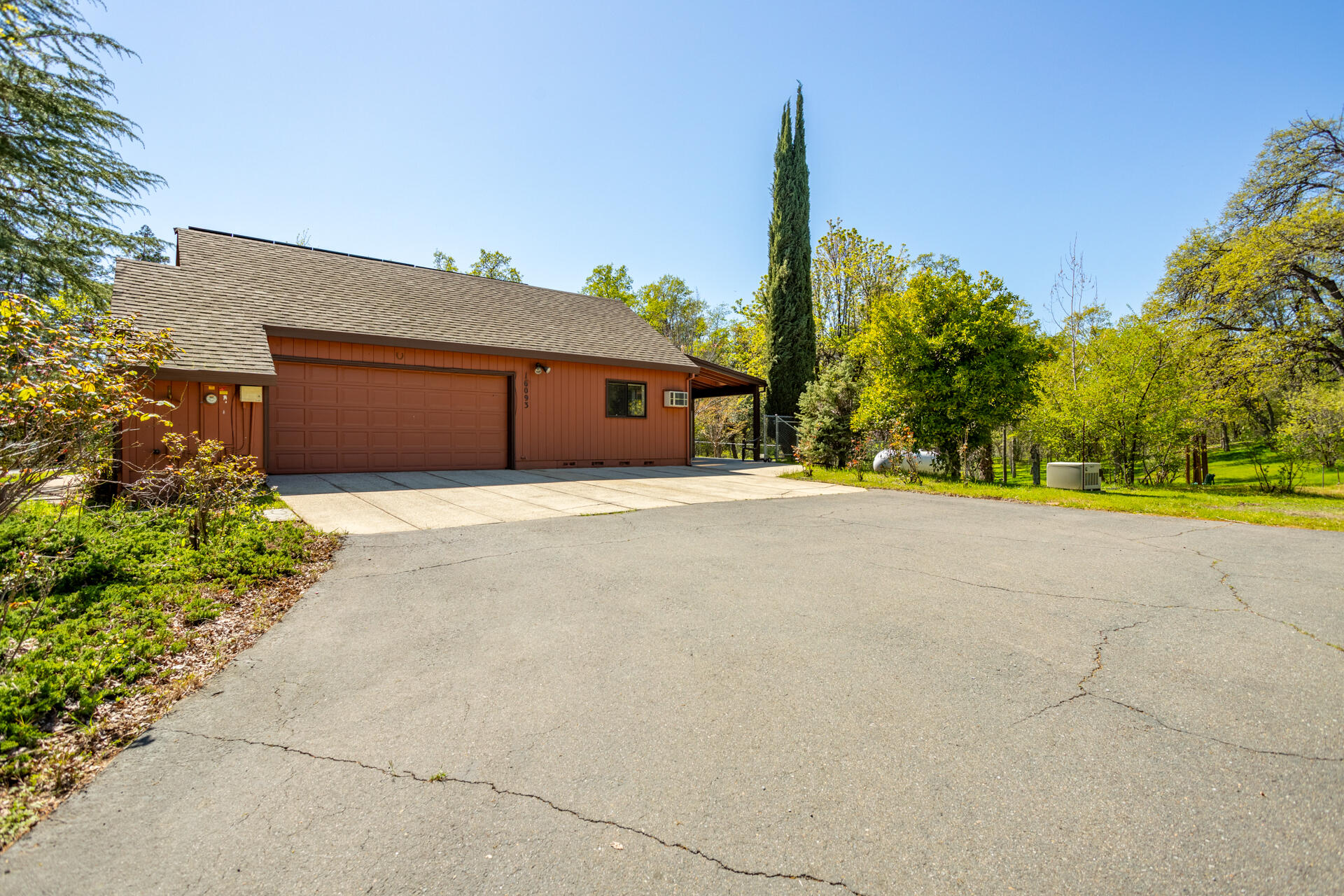 16093 Montgomery Ranch Road Redding, CA 96001 - Photo 26 of 35 Sideload Garage