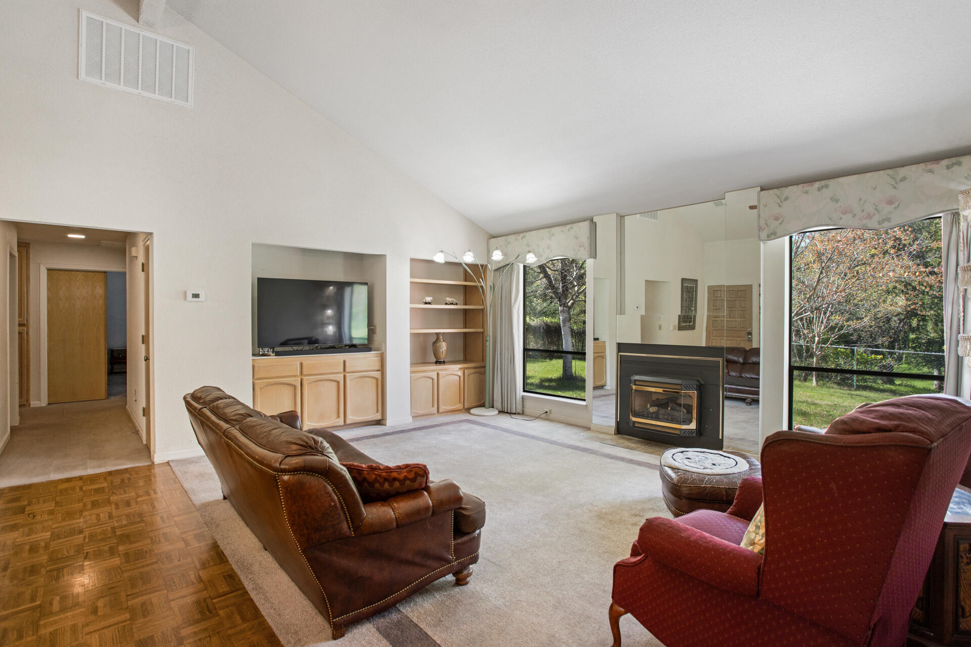16093 Montgomery Ranch Road Redding, CA 96001 - Photo 3 of 35 Living Room