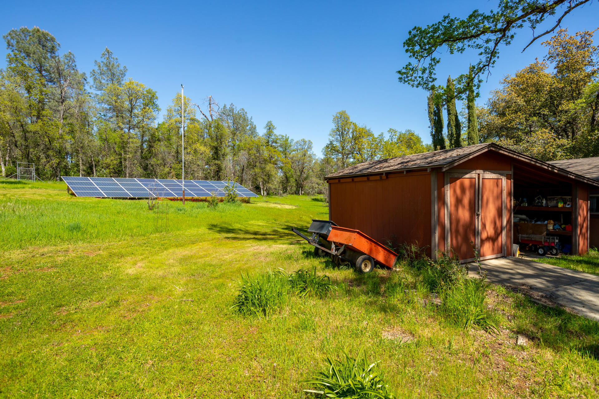 16093 Montgomery Ranch Road Redding, CA 96001 - Photo 35 of 35 Gardening Shed/Solar Panels