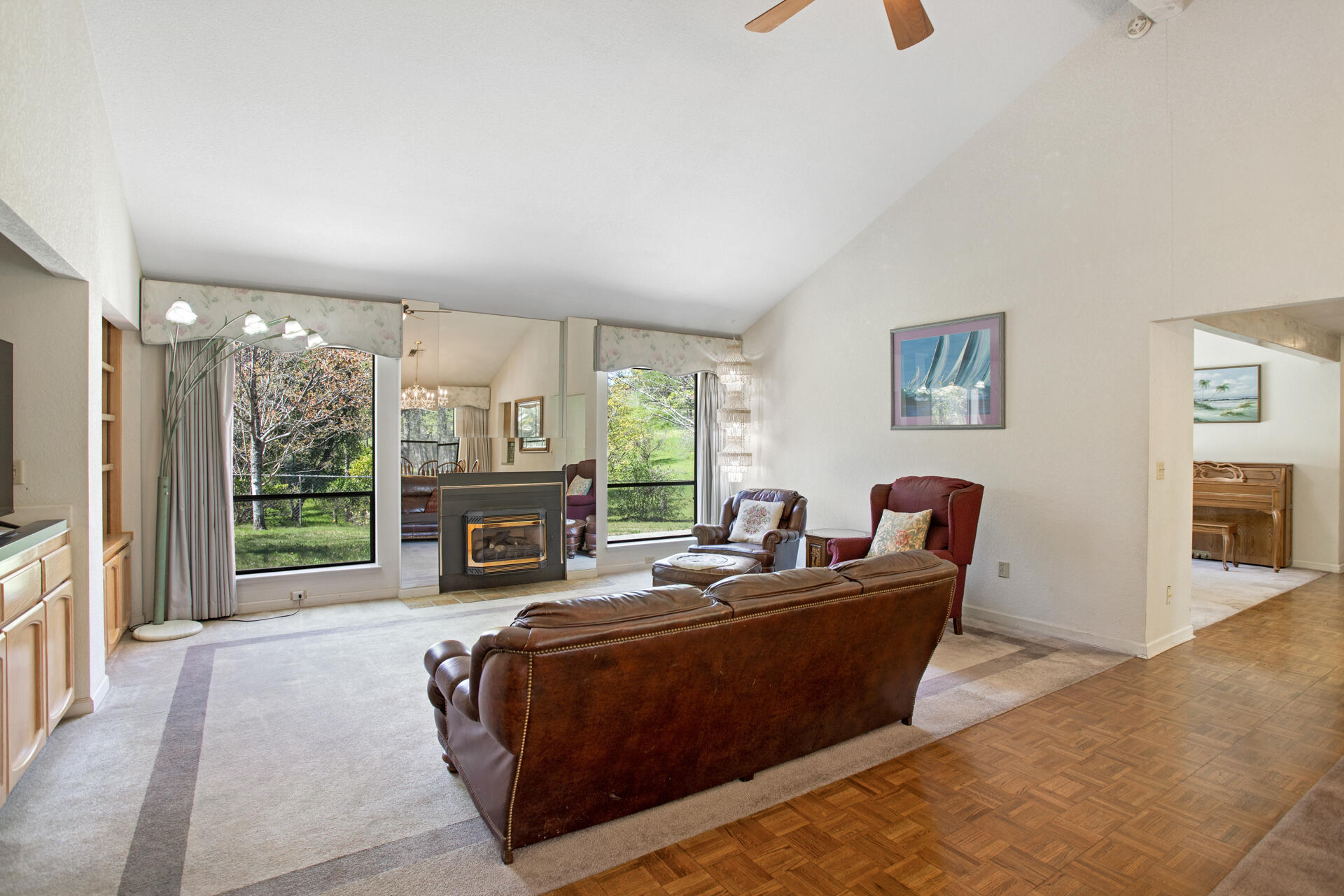 16093 Montgomery Ranch Road Redding, CA 96001 - Photo 4 of 35 Living Room