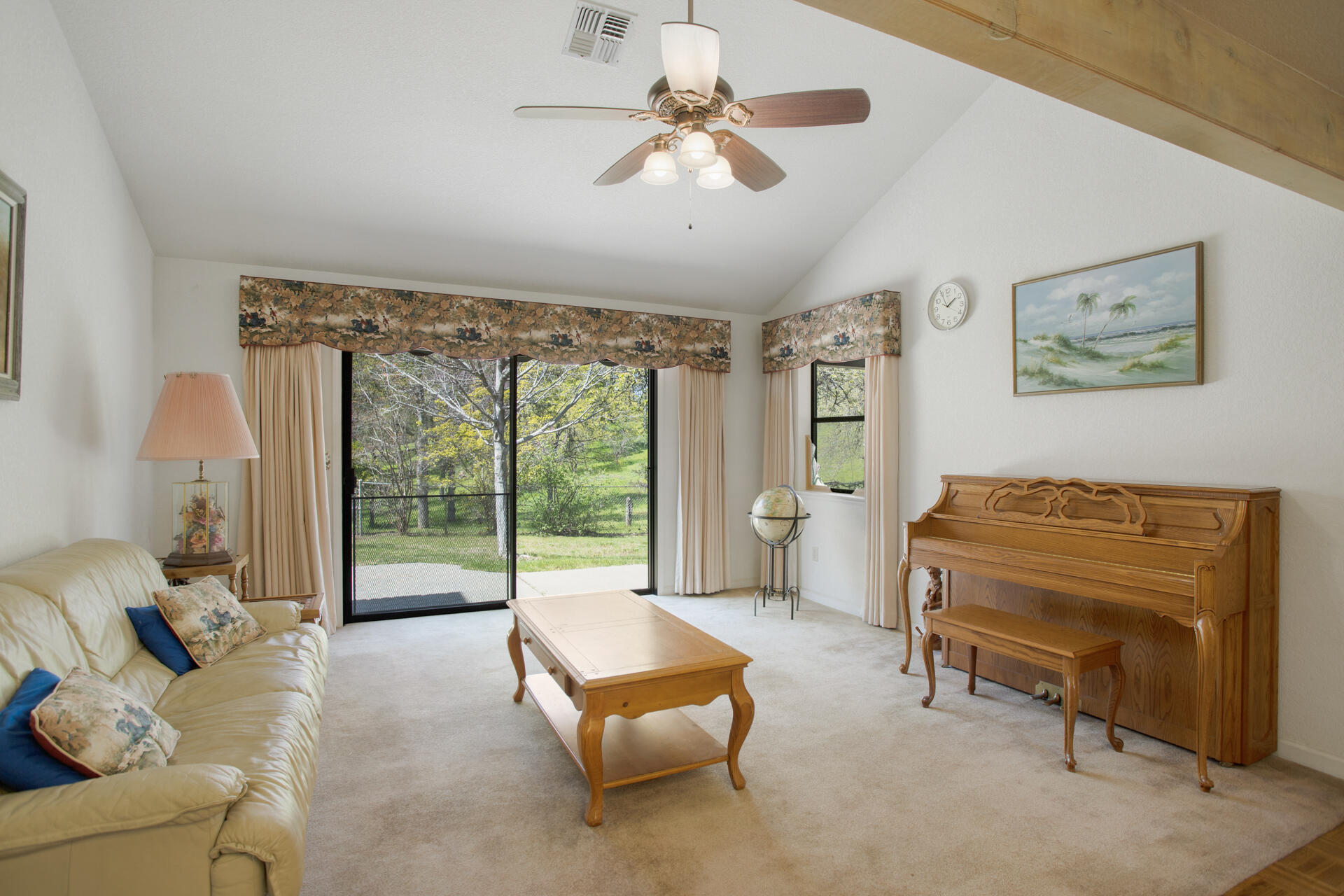 16093 Montgomery Ranch Road Redding, CA 96001 - Photo 5 of 35 Family Room