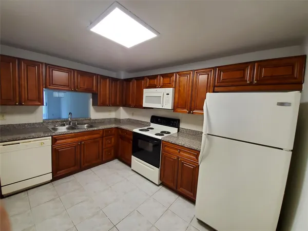 $2,050 | 8720 Shadow Wood Boulevard, Unit 206, Coral Springs, FL 33071