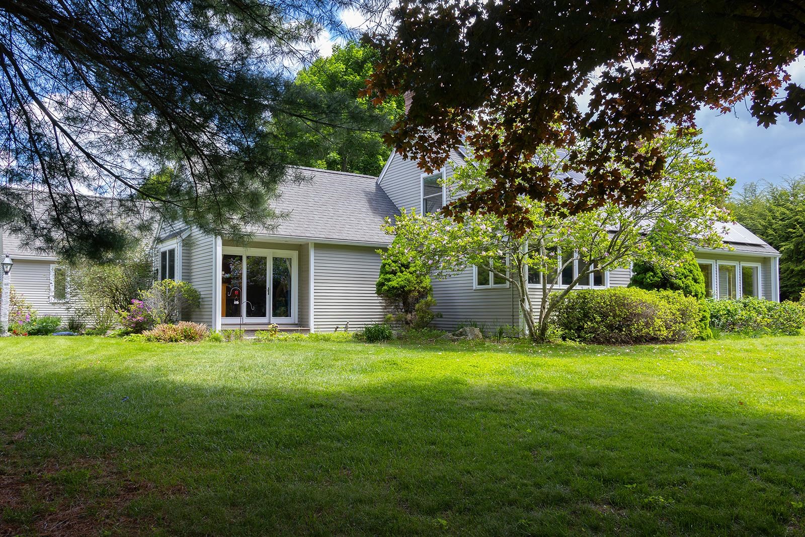 860 Briar Hill Road Hopkinton, NH 03229 - Photo 4 of 47
