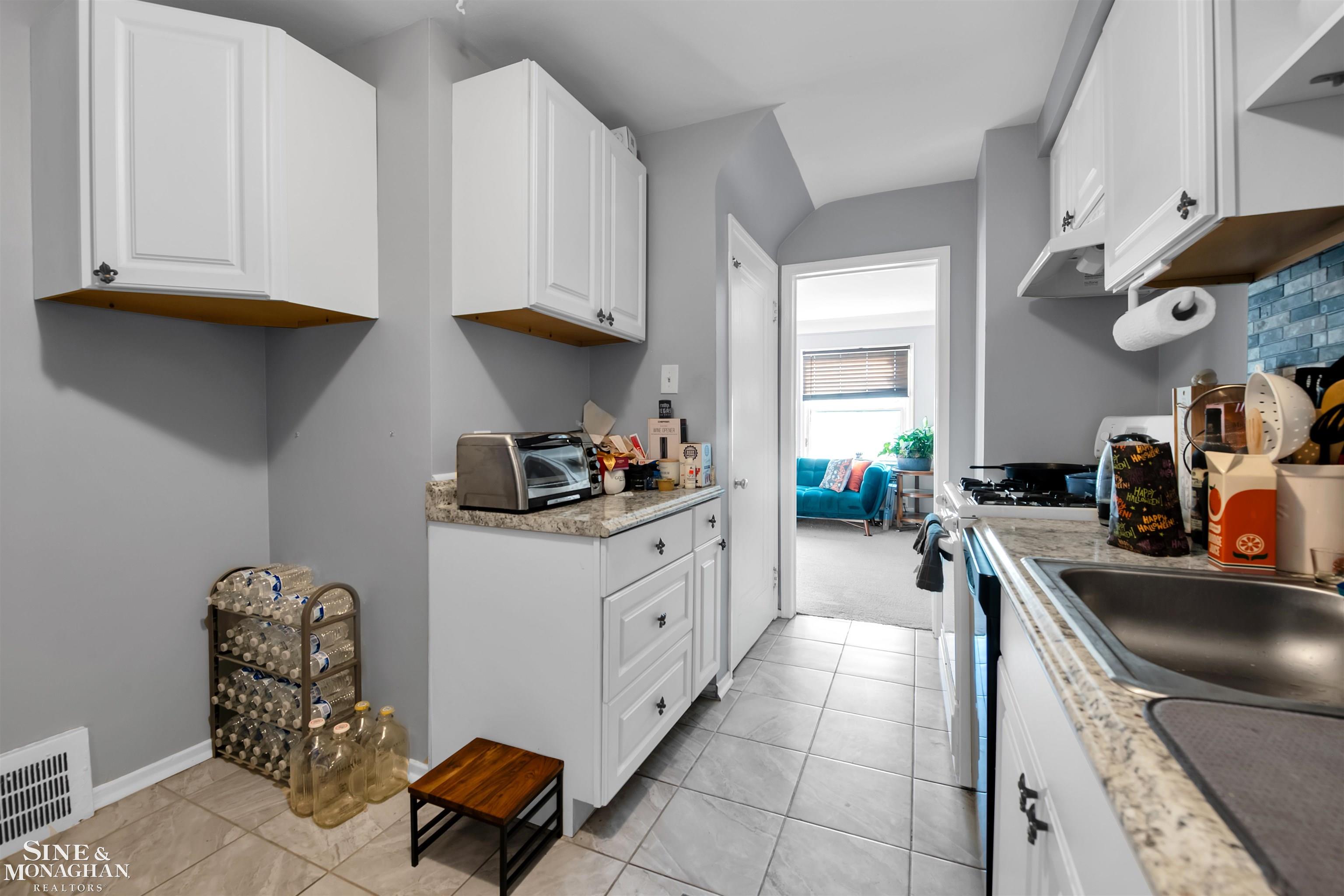 21735 Moross Road Grosse Pointe, MI 48236 - Photo 6 of 18 50127569-5.JPG