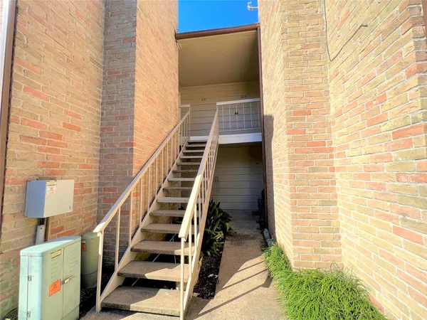$1,000 | 2120 Wilcrest Drive, Unit 121, Houston, TX 77077