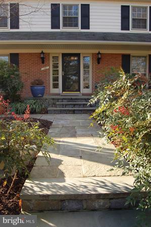 10 Over Ridge Court Potomac, MD 20854 - Photo 1 of 28 Exterior (Front)