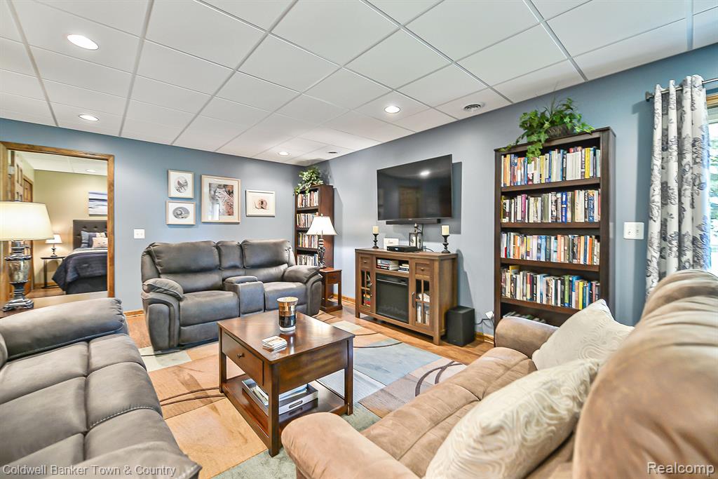 476 Hosta Howell, MI 48843 - Photo 27 of 38