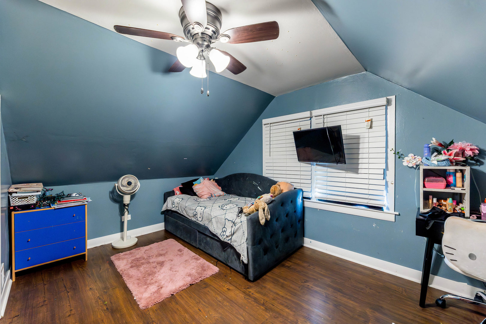 4147 Gage Avenue Lyons, IL 60534 - Photo 15 of 33 a living room with furniture and a flat screen tv