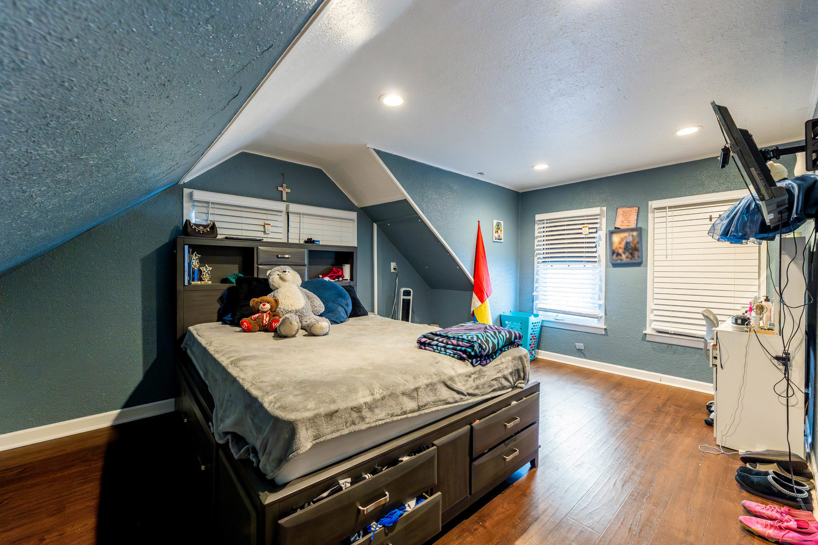 4147 Gage Avenue Lyons, IL 60534 - Photo 18 of 33 a living room with furniture and a wooden floor