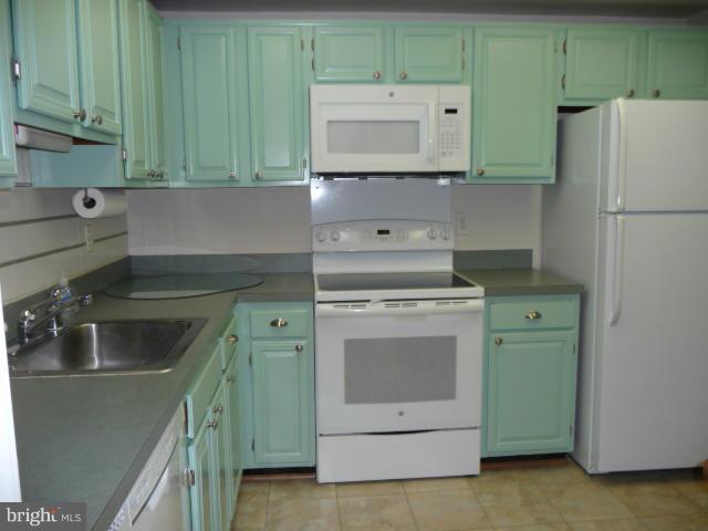 10024 Stedwick Road, Unit 303 Gaithersburg, MD 20886 - Photo 9 of 23 Kitchen