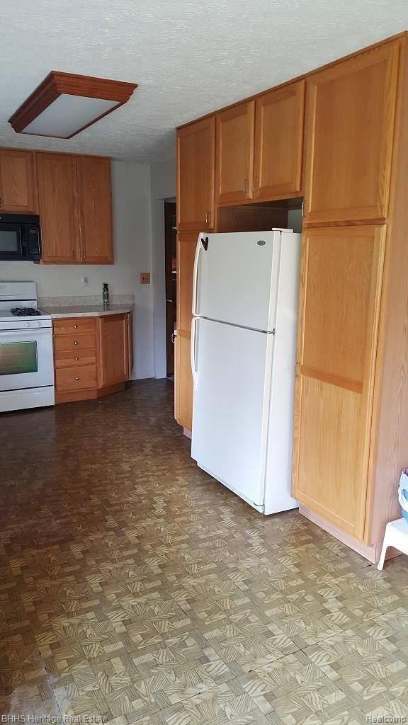 85 South Truhn Road Fowlerville, MI 48836 - Photo 4 of 14 Pantry Cabinets