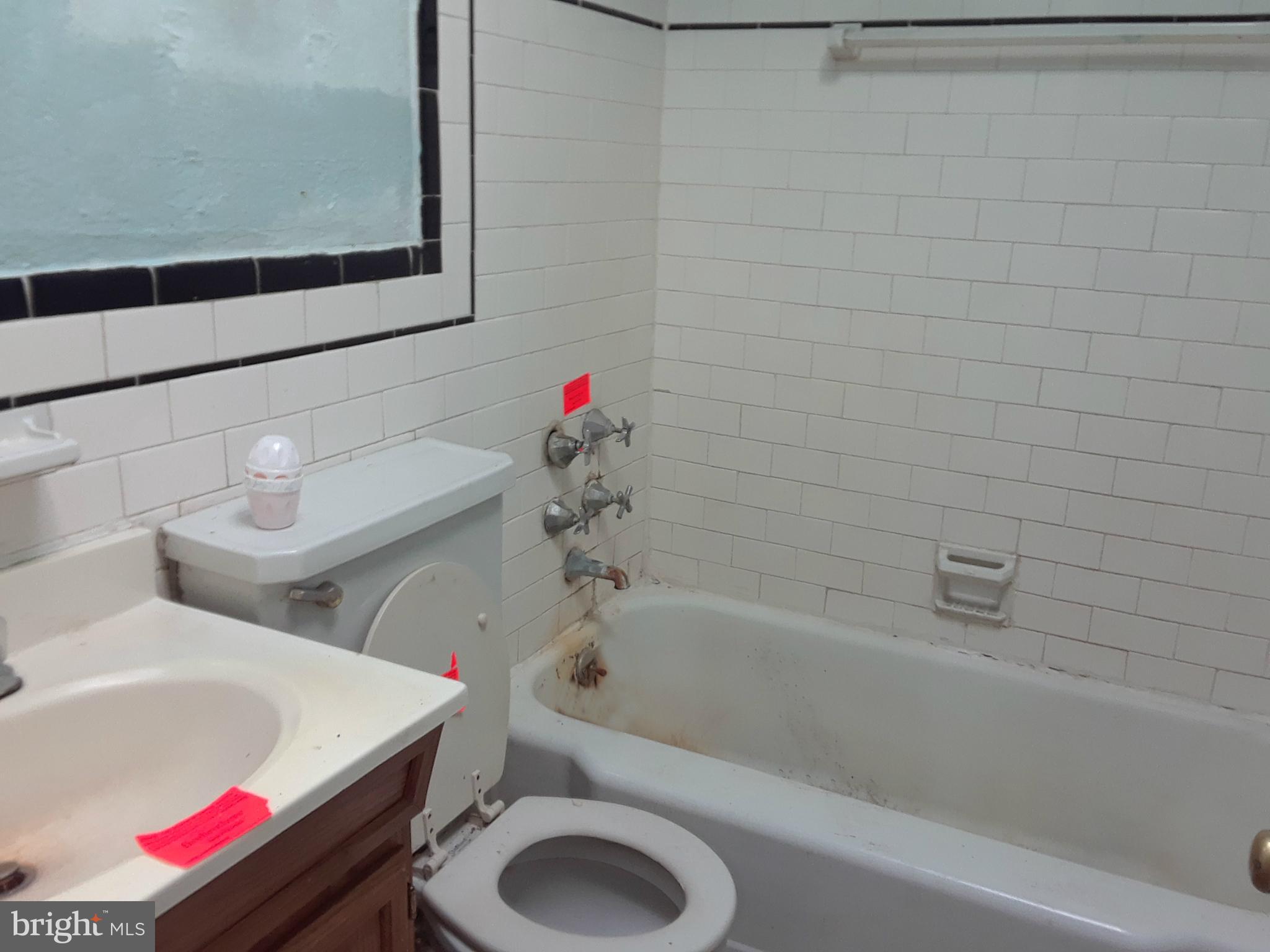 3719 Colborne Road Baltimore, MD 21229 - Photo 5 of 11 Bath