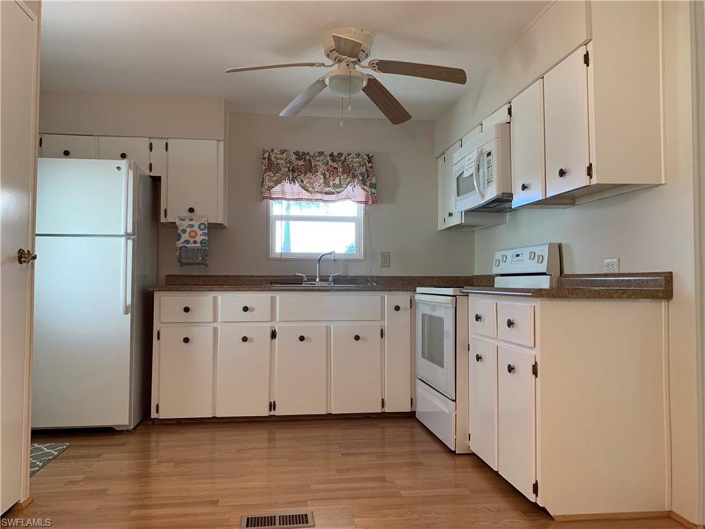 192 Oceans Boulevard, Unit 192 Naples, FL 34104 - Photo 6 of 24 Kitchen