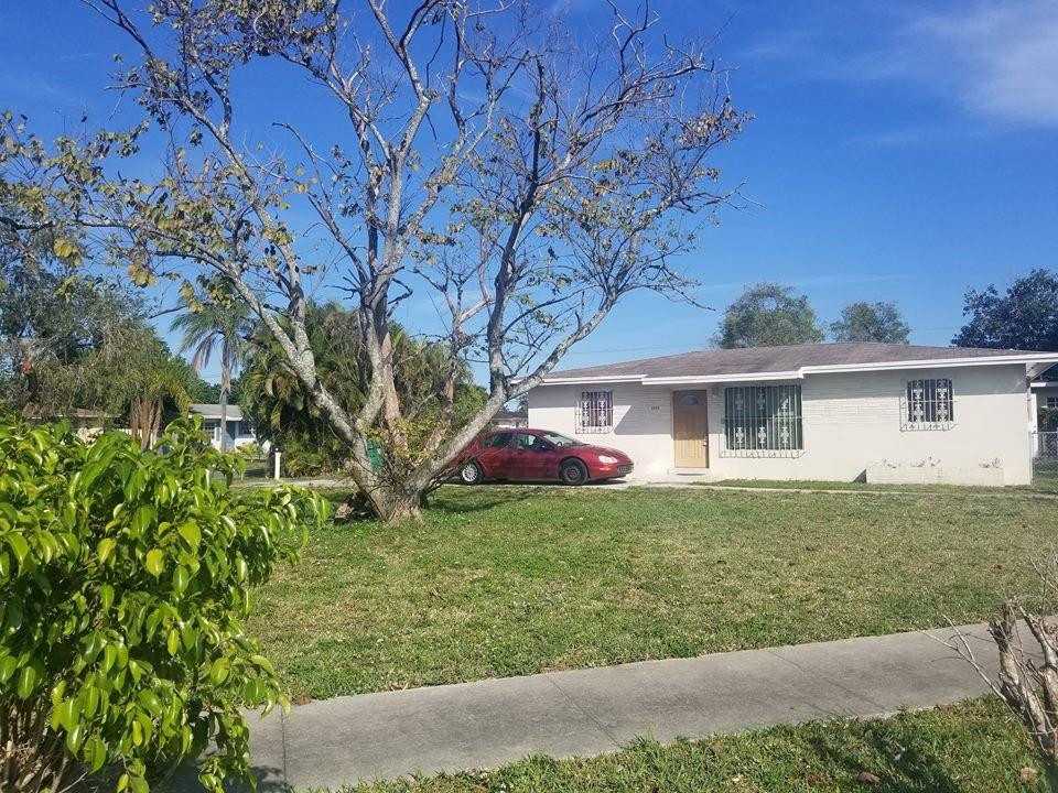 a view of a yard in front of house