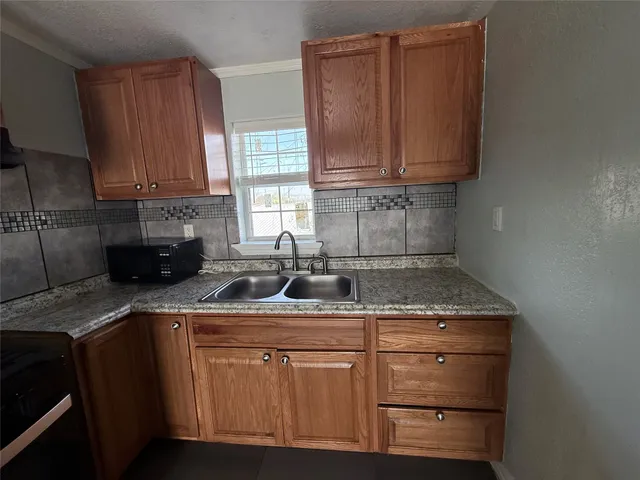 $850 | 13809 Hershe Street, Unit B, Houston, TX 77015