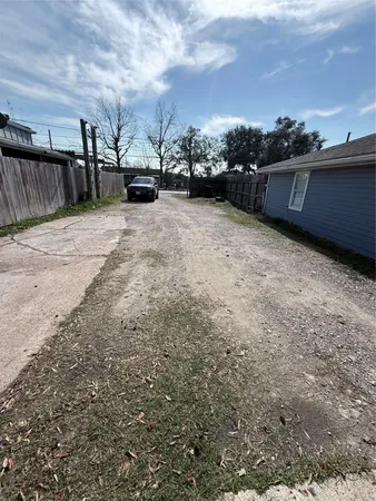 $950 | 13809 Hershe Street, Unit B, Houston, TX 77015