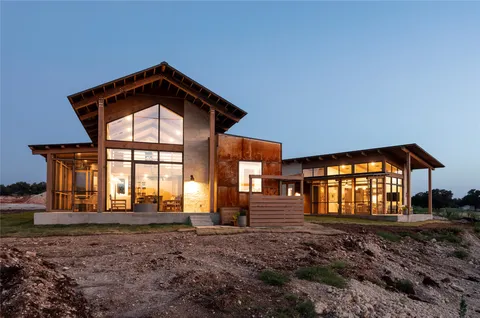 a view of a lake with house