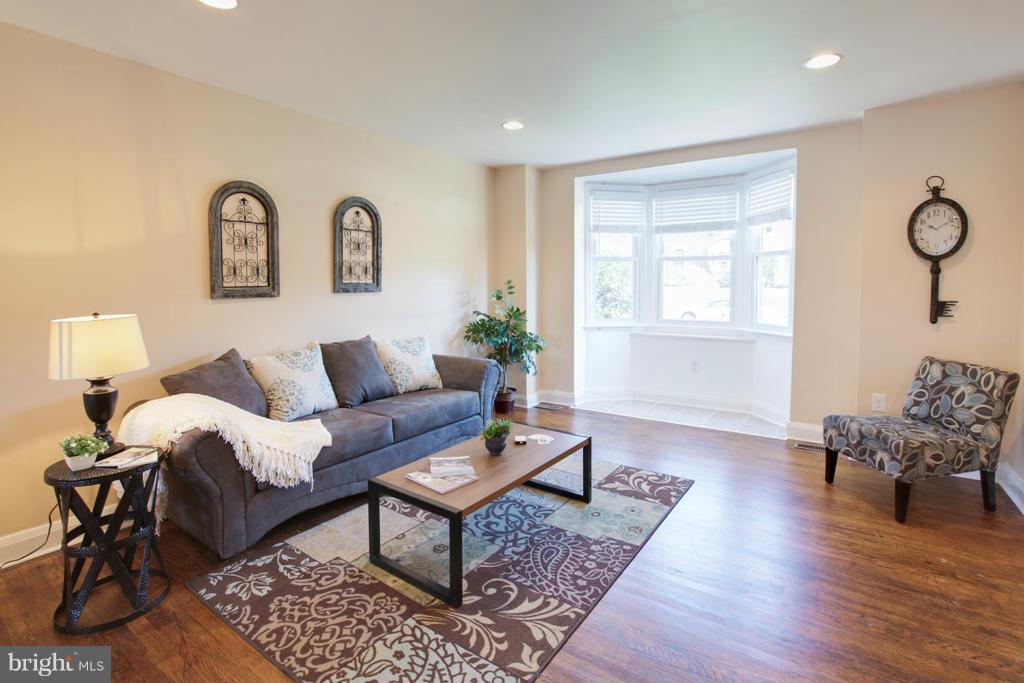 1531 Northgate Road Baltimore, MD 21218 - Photo 10 of 28 Living Room
