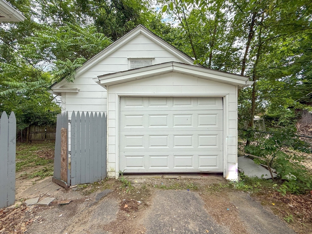 23 Eldert Street Springfield, MA 01109 - Photo 7 of 27 a view of backyard of house