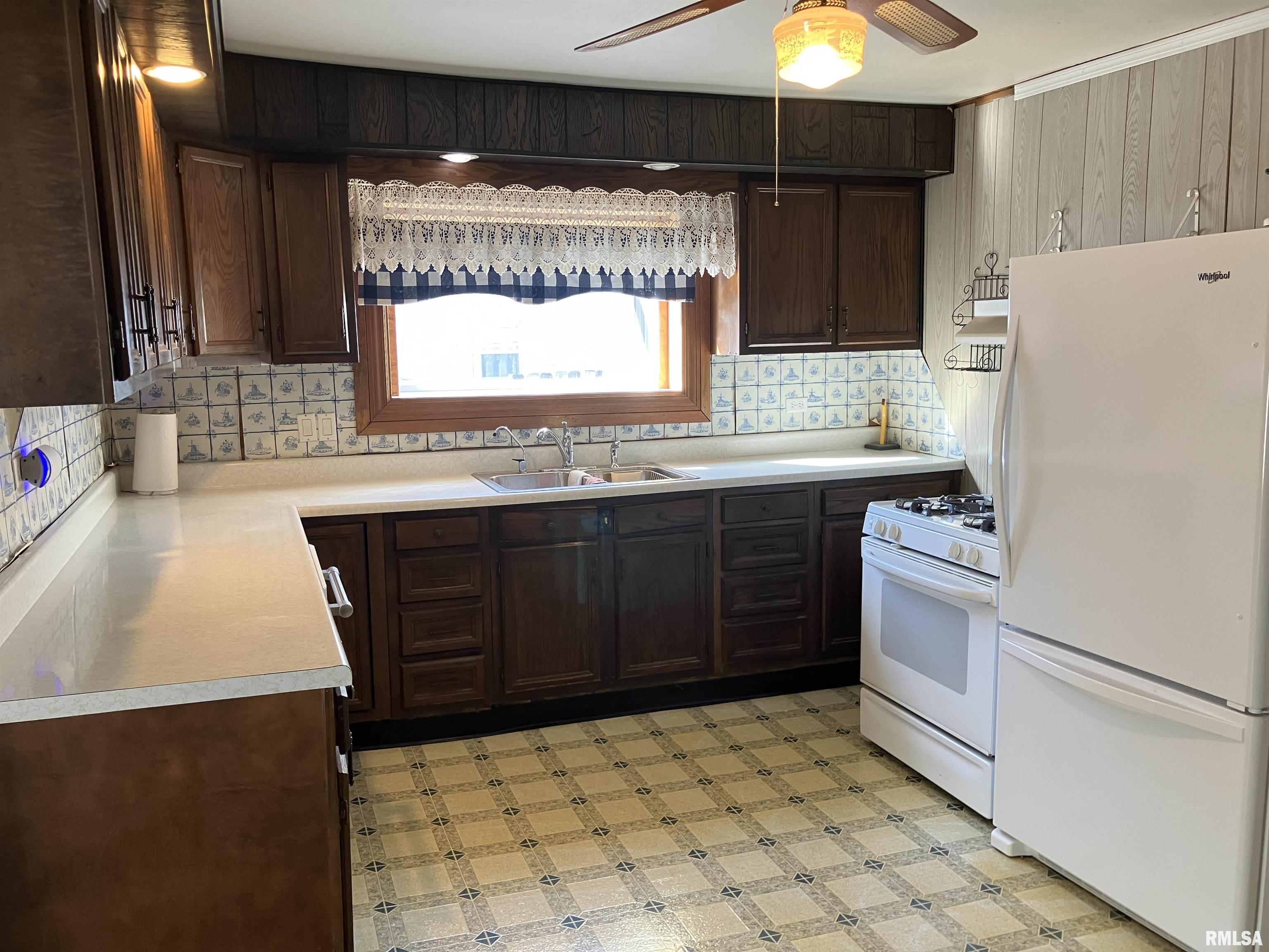 1010 Lake Street Kewanee, IL 61443 - Photo 8 of 31