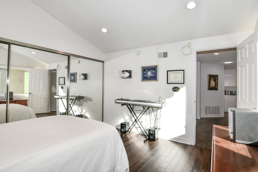 26 Shoal Drive Corona del Mar, CA 92625 - Photo 29 of 37 a bedroom with a bed and wooden floor