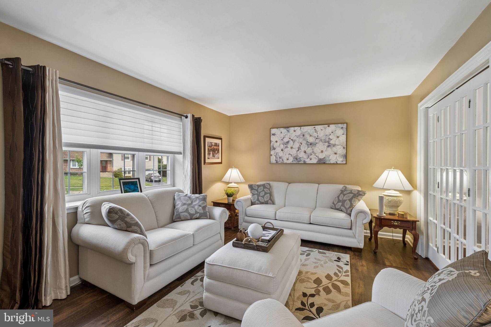 10 Monroe Way Newtown, PA 18940 - Photo 5 of 35 Liv rm