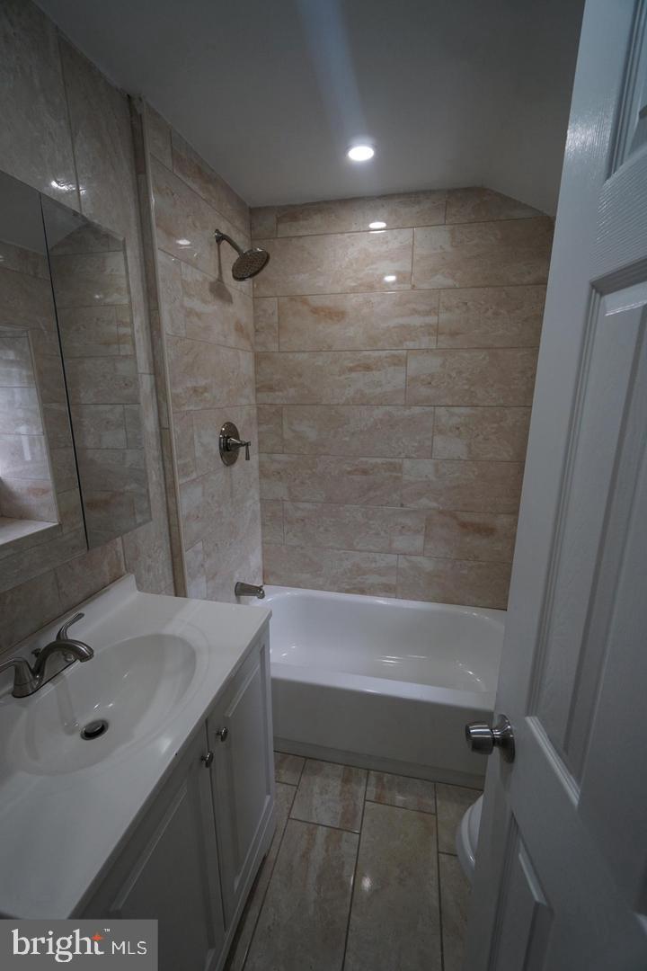 121 Walnut Avenue Croydon, PA 19021 - Photo 20 of 32 Second floor full bathroom