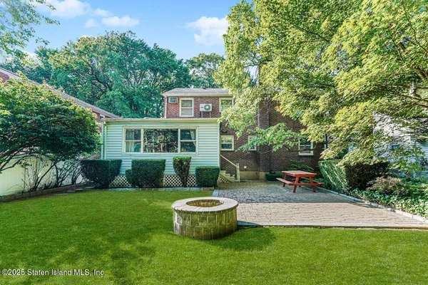 $989,000 | 36 Shaw Place | Westerleigh