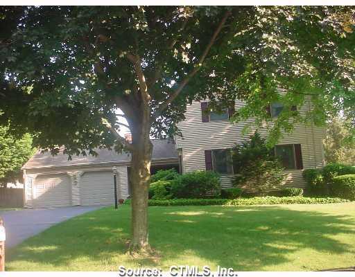 a view of a yard in front of house