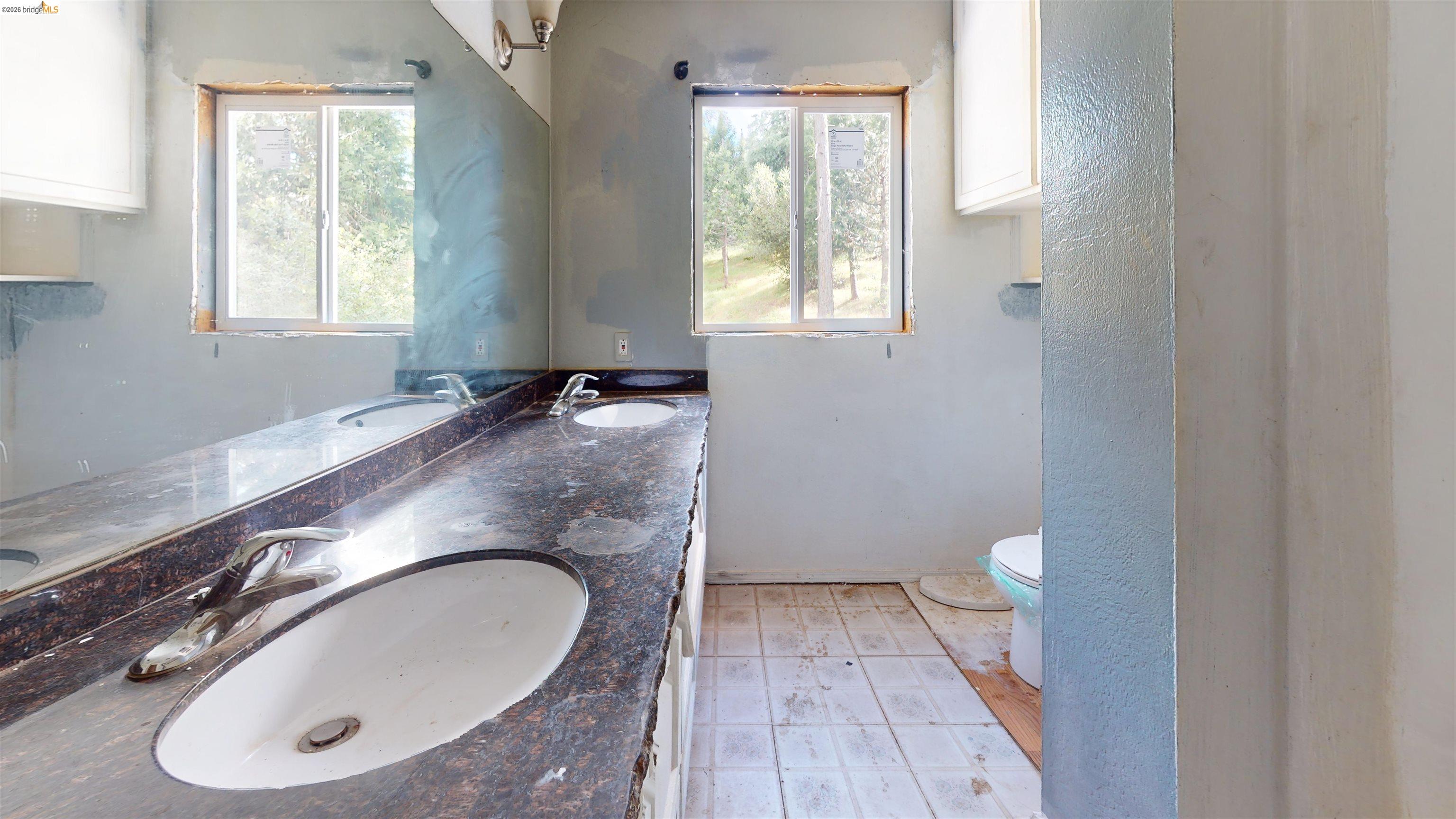 20231 Hidden Acres Road Sonora, CA 95370 - Photo 18 of 25 Dual undermount sinks with chrome-finish faucets set within a dark countertop