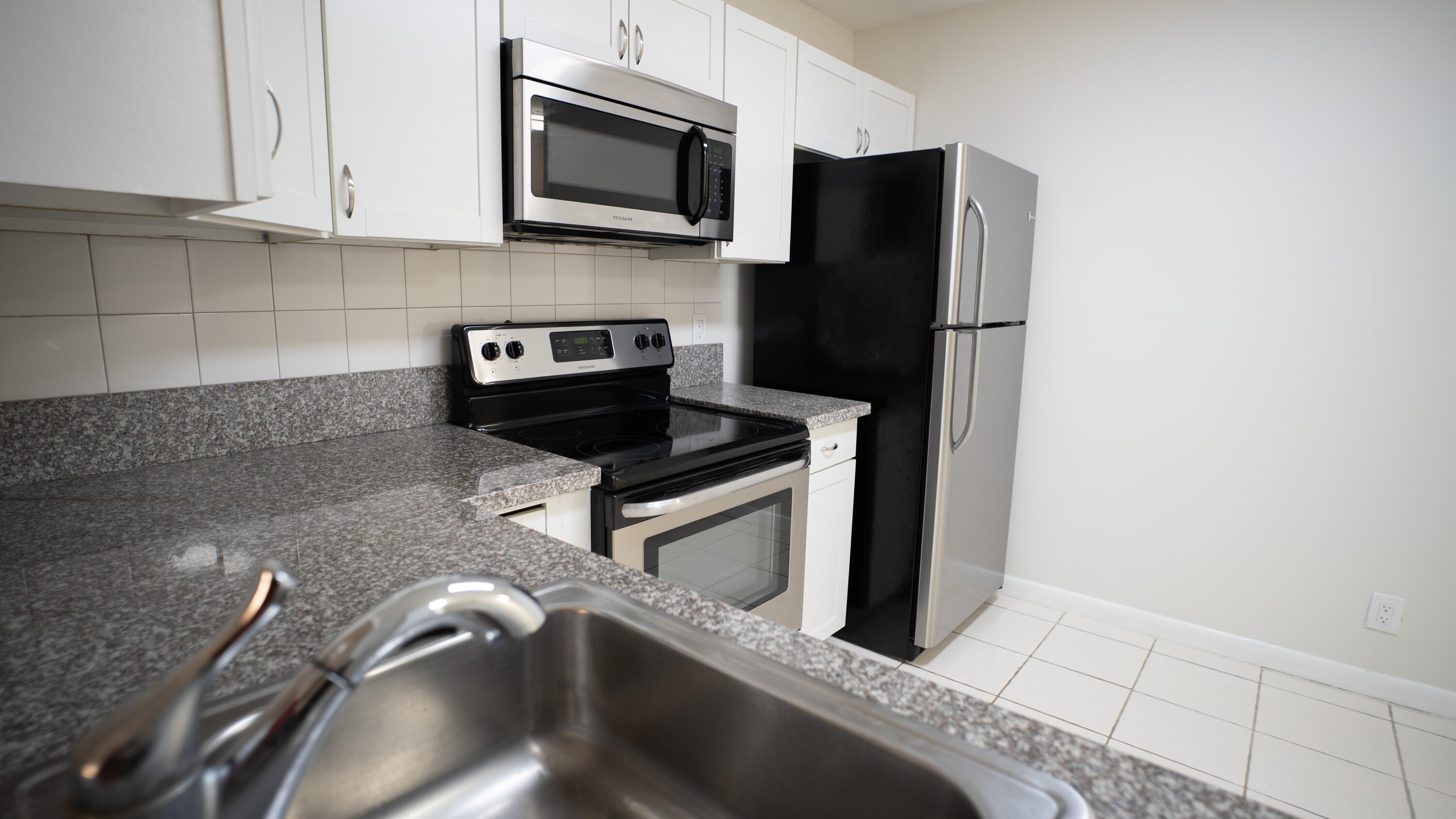 9110 Fairbanks Lane, Unit 4 Boca Raton, FL 33496 - Photo 7 of 15 kitchen2