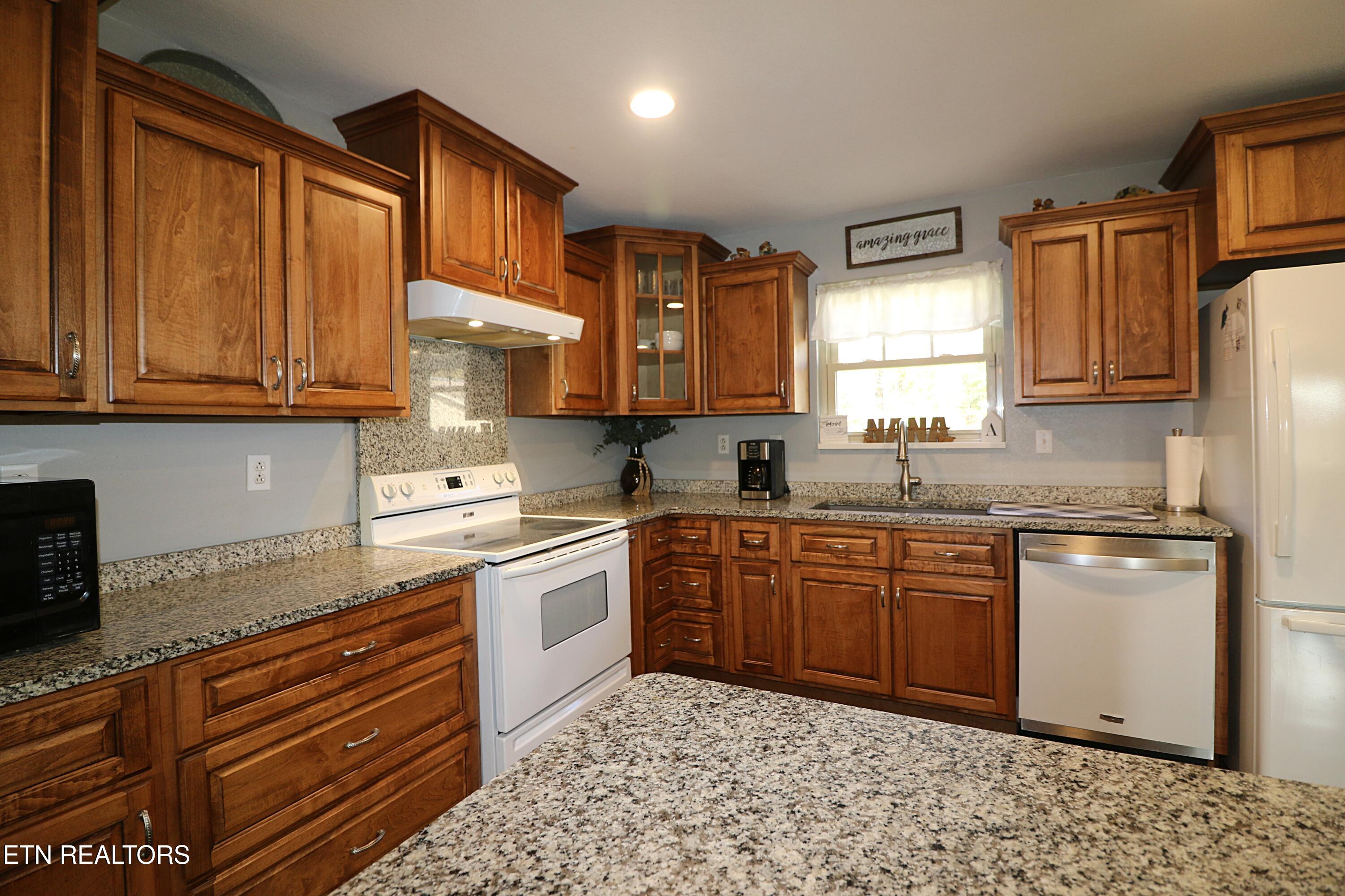 1058 Mountain View Road Robbins, TN 37852 - Photo 13 of 55 094A2463