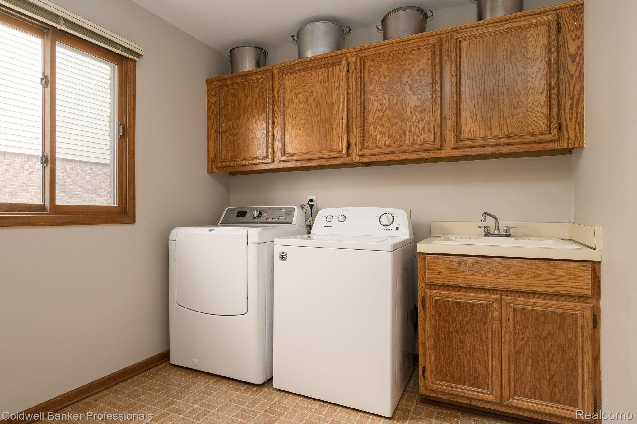 3181 Summit Ridge Drive Rochester, MI 48306 - Photo 23 of 53 Main floor laundry
