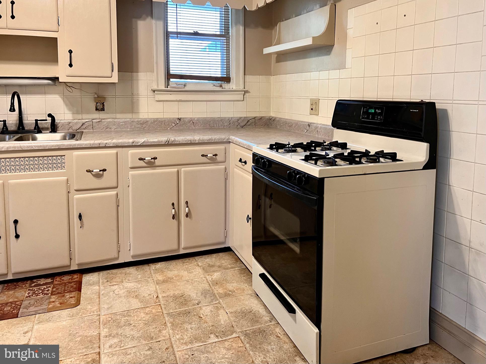 990 Upland Avenue Reading, PA 19607 - Photo 9 of 21 Kitchen