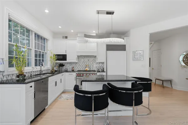 $2,795,000 | 23 Hathaway Lane, Manhasset, NY 11030