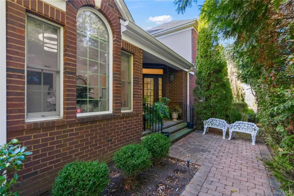 $2,795,000 | 23 Hathaway Lane, Manhasset, NY 11030