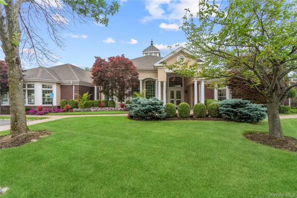 $2,795,000 | 23 Hathaway Lane, Manhasset, NY 11030