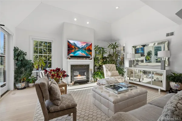 $2,795,000 | 23 Hathaway Lane, Manhasset, NY 11030