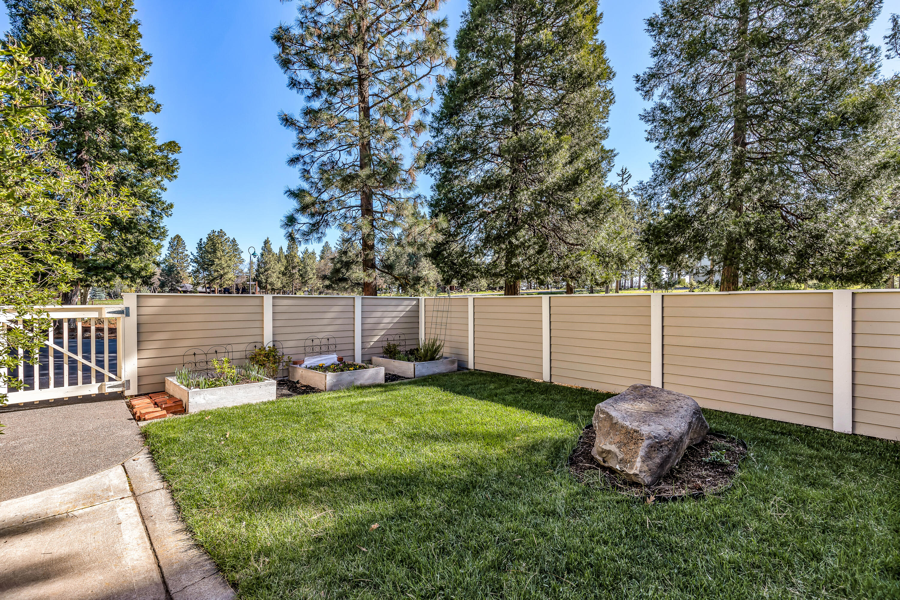 6133 Cooper's Hawk Road Klamath Falls, OR 97601 - Photo 32 of 38 9R9A5675
