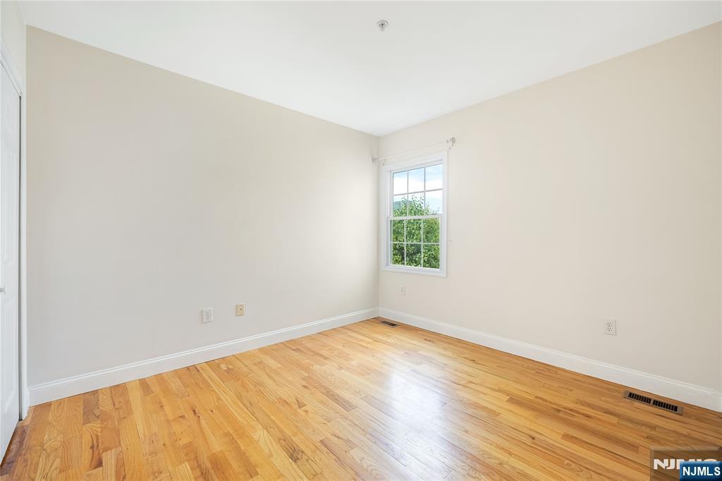 337 The Promenade, Unit 337 Edgewater, NJ 07020 - Photo 10 of 28