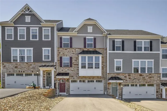 $384,900 | 106 Moyer Hill Drive, Cranberry Township, PA 16066