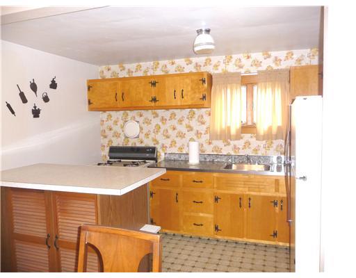 880 Colonial Manor Road North Huntingdon, PA 15642 - Photo 4 of 12 Kitchen.