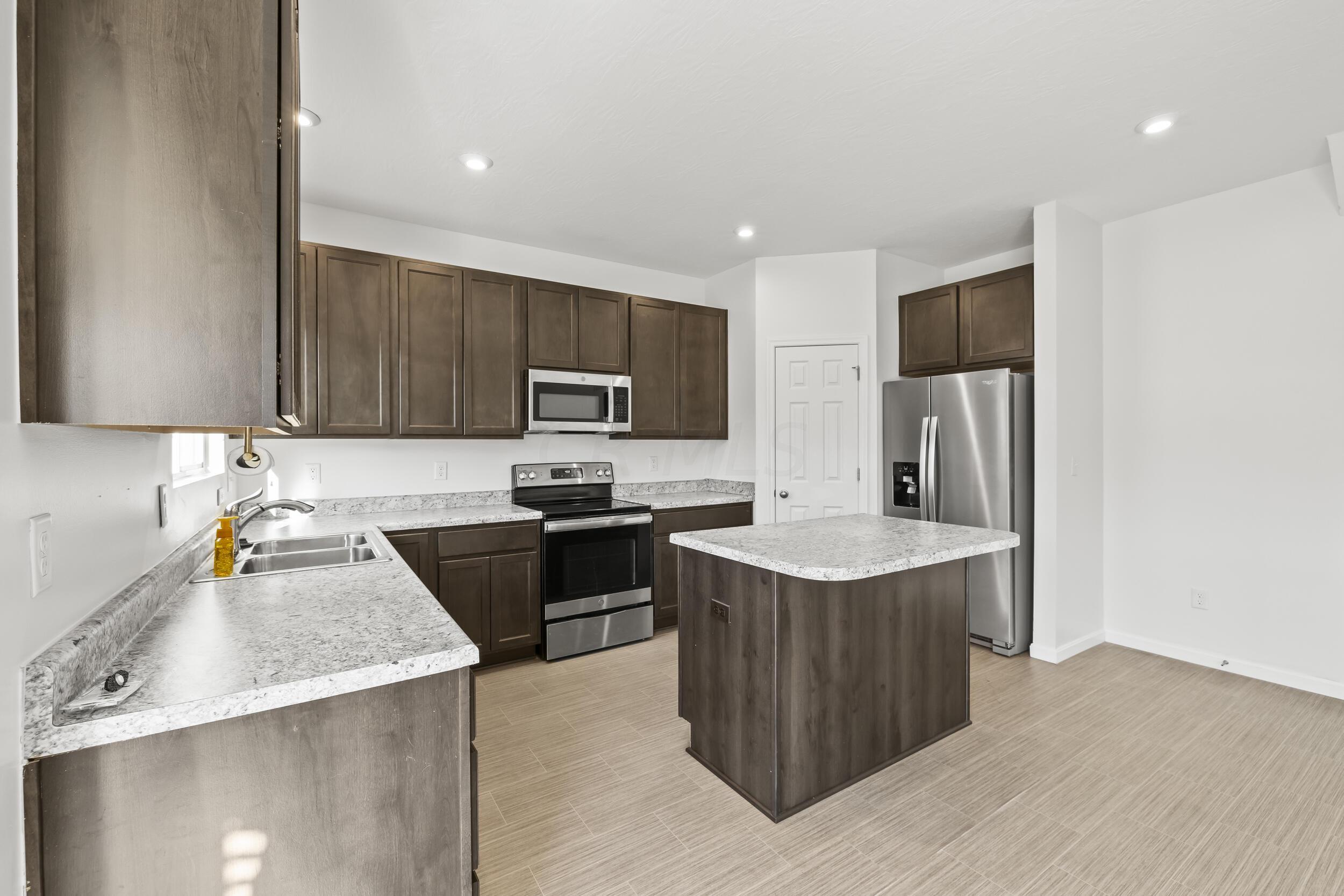 4853 Amber Crossing Road Columbus, OH 43232 - Photo 13 of 39 kitchen 01