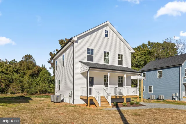a view of a house with backyard