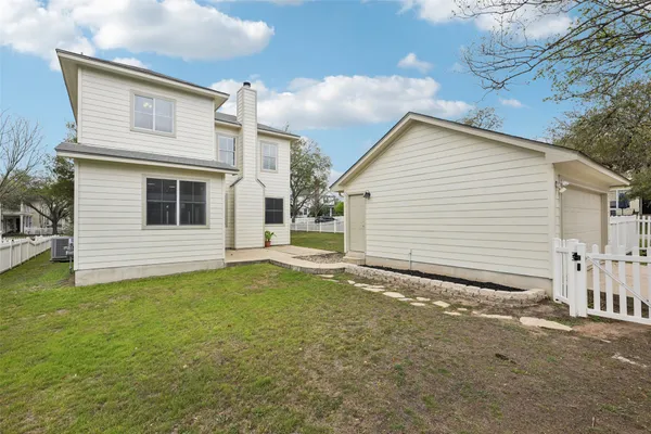a view of a house with backyard and garden
