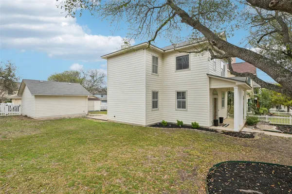 a view of a house with backyard