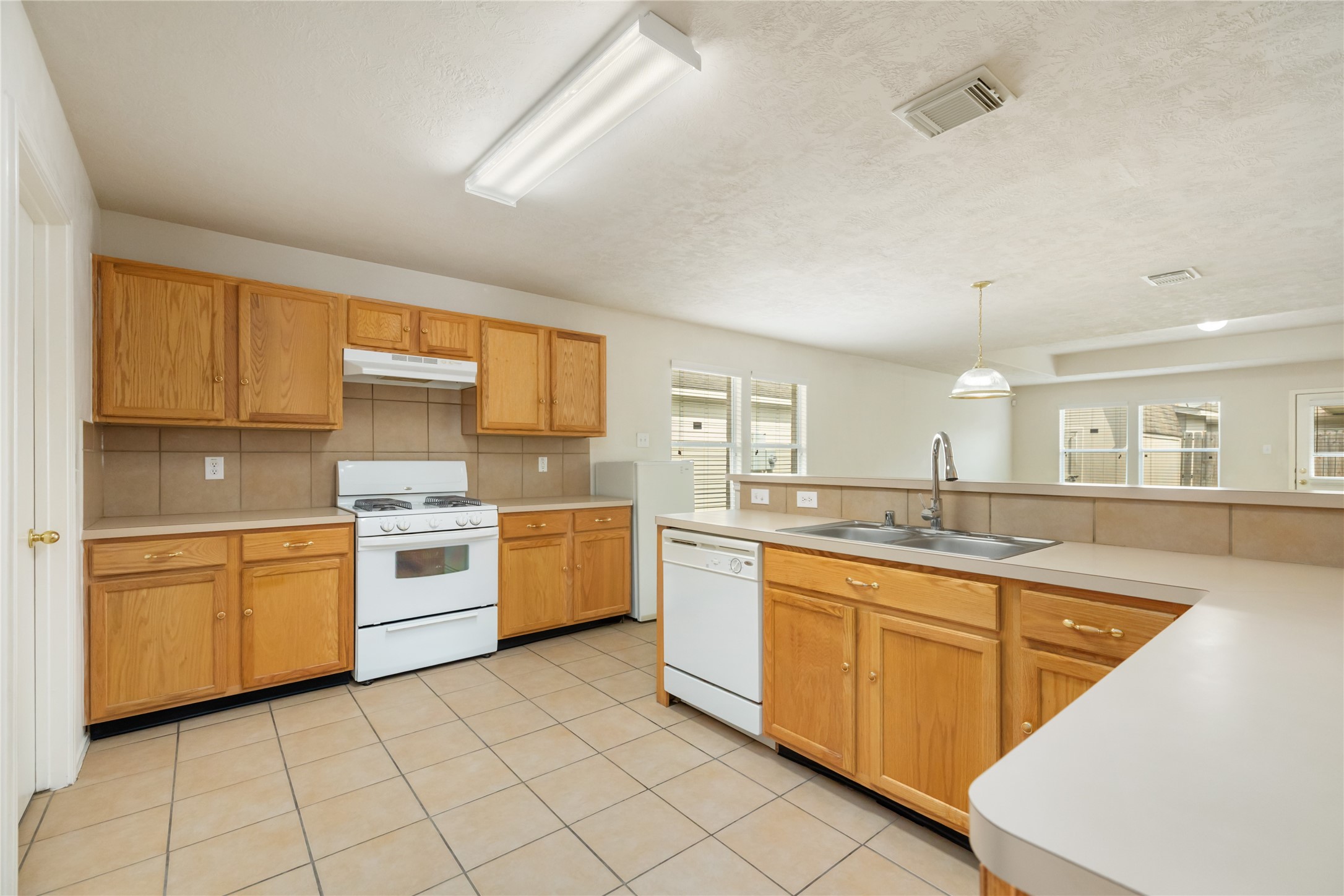 9339 Canady Park Lane Houston, TX 77075 - Photo 19 of 44 Large kitchen with washer and gave stove.