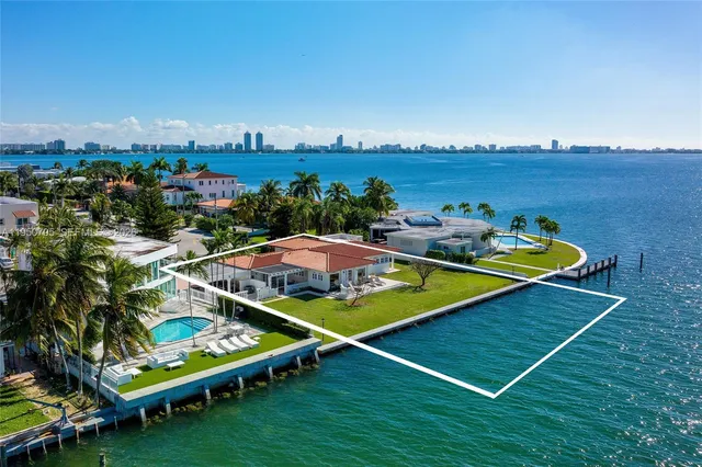 a view of a tennis court