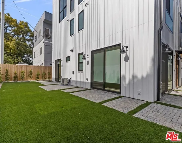 a view of back yard of the house