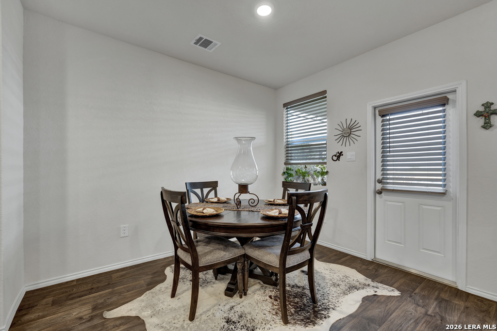 437 Signe Seguin, TX 78155 - Photo 5 of 27 Gallery Image 5